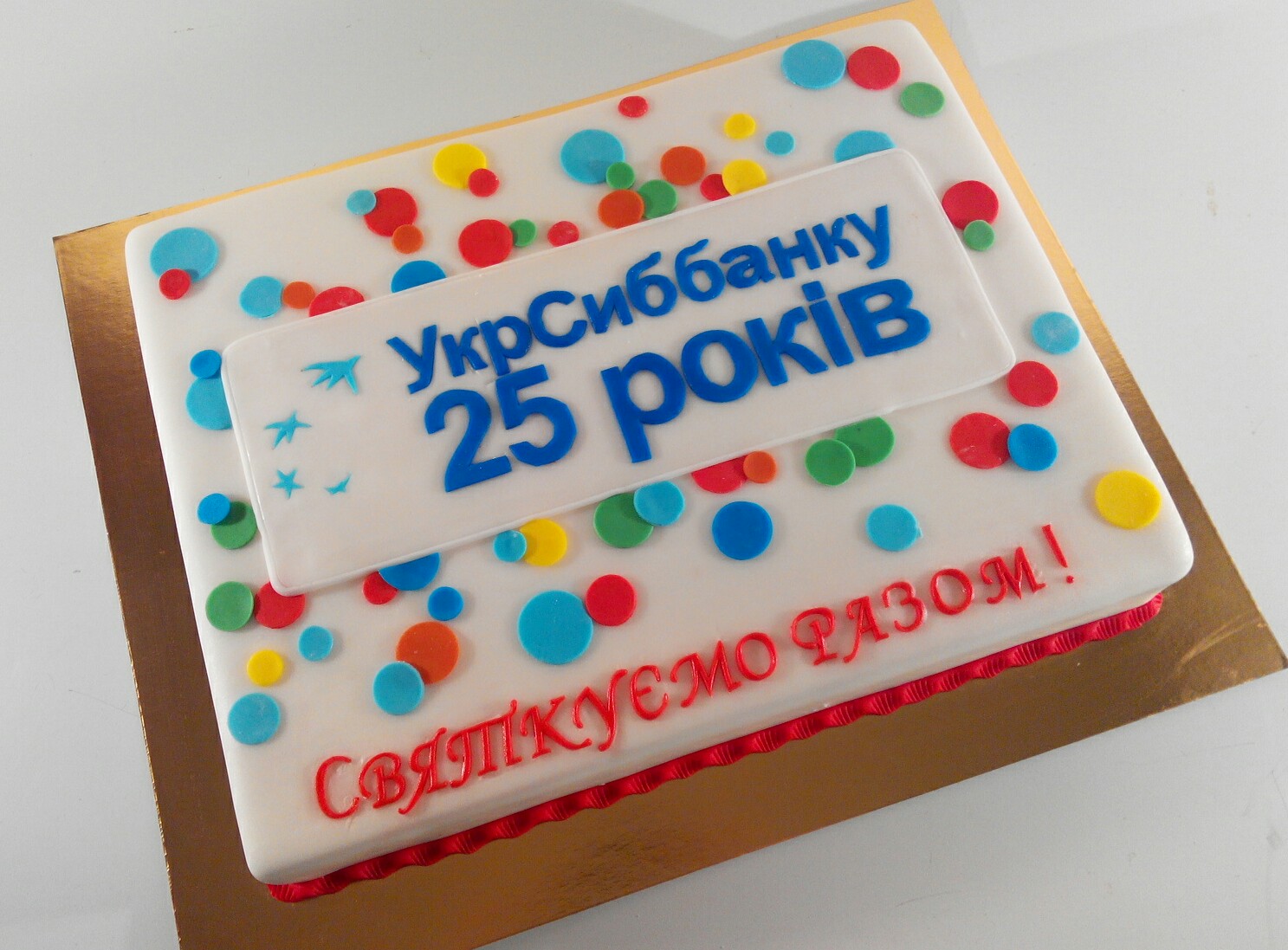 Торт с логотипом компании на корпоратив