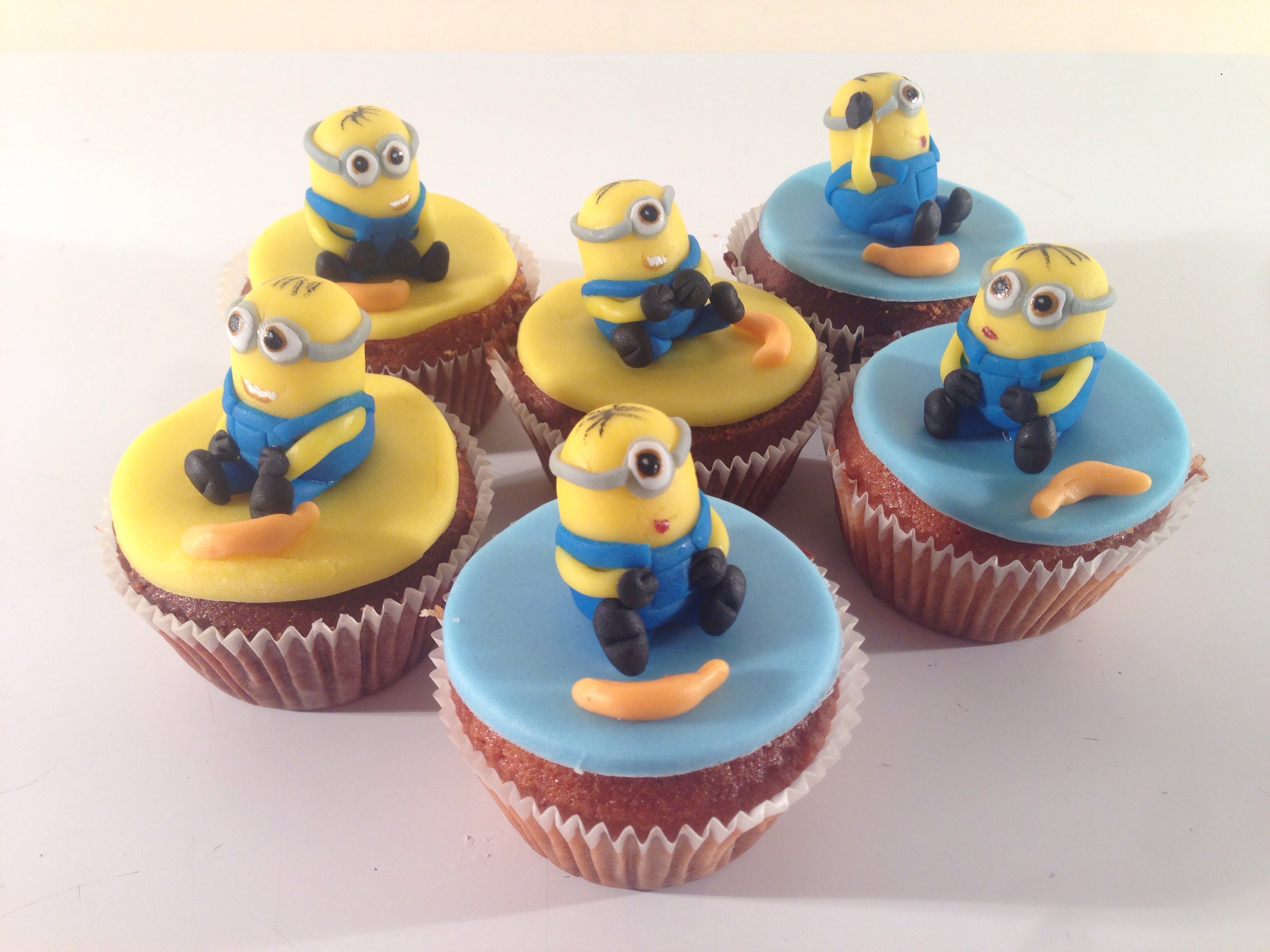 Капкейки с фигурками миньонов