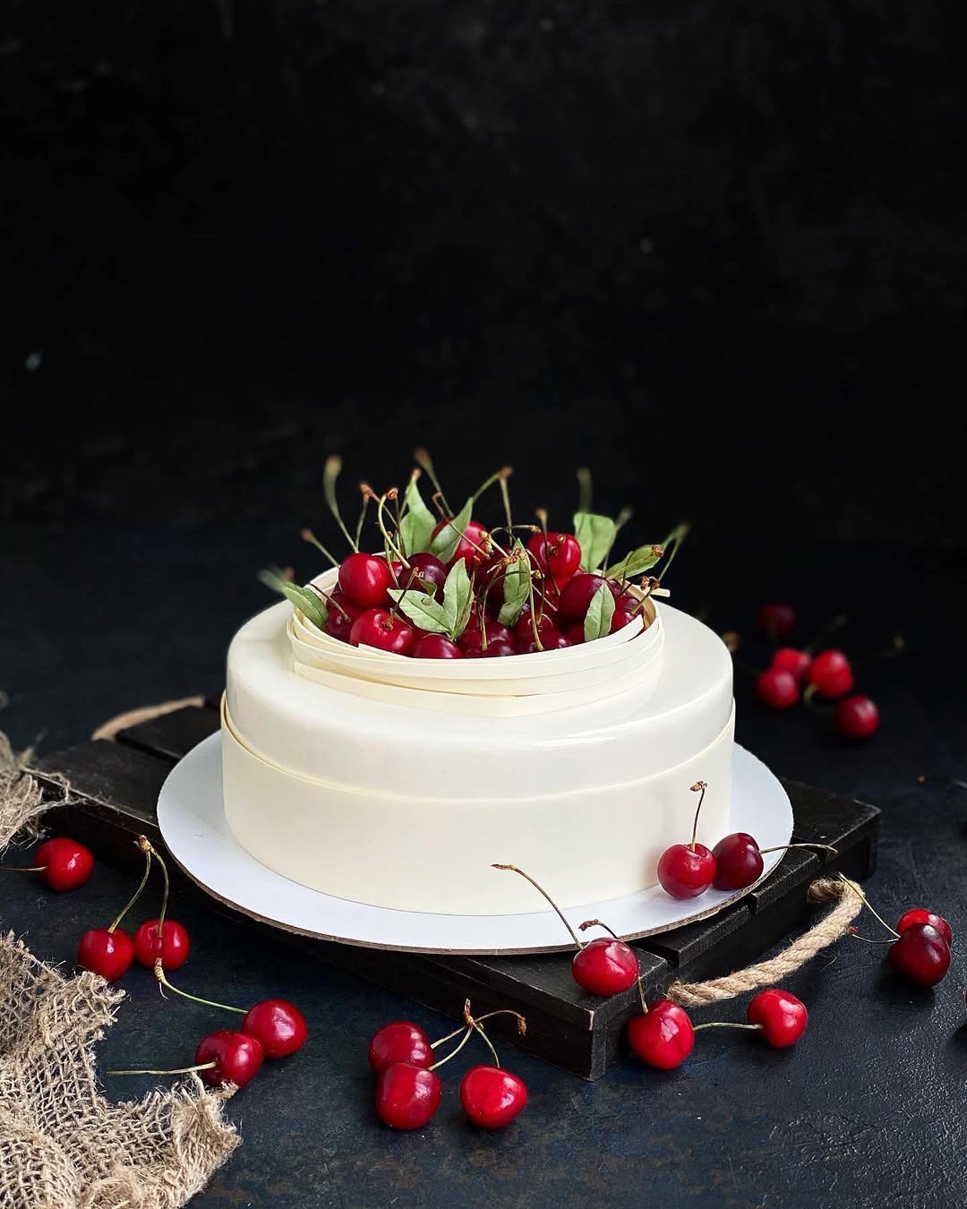 Муссовый торт украшенный вишней