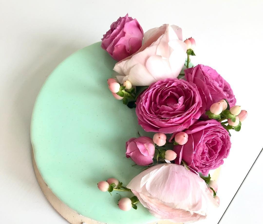 Муссовый торт украшенный живыми цветами