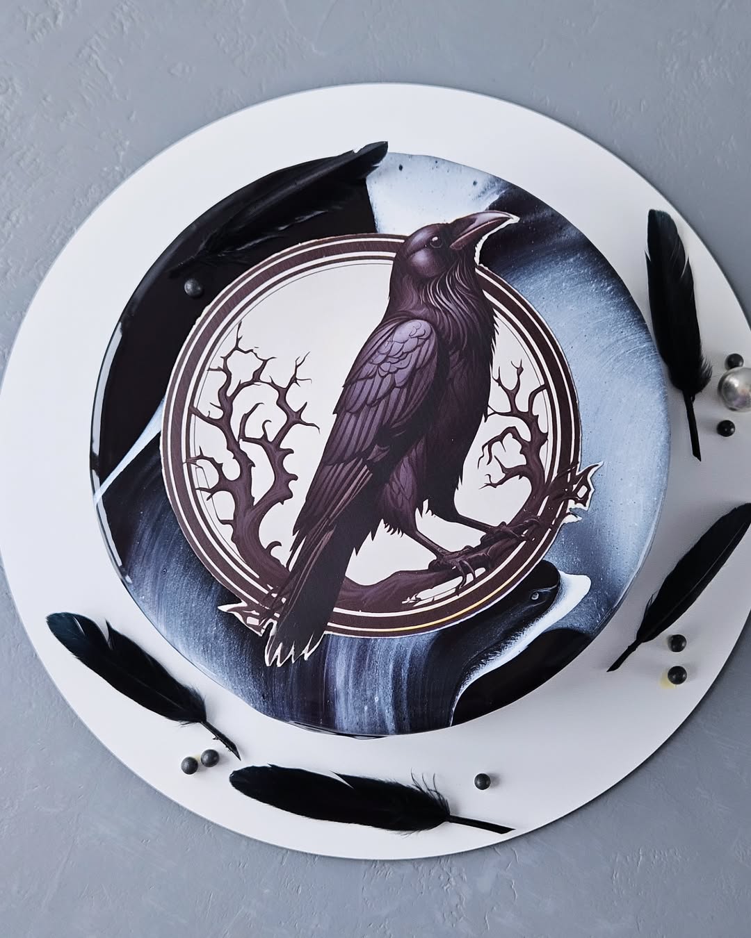 Муссовый торт с вороном