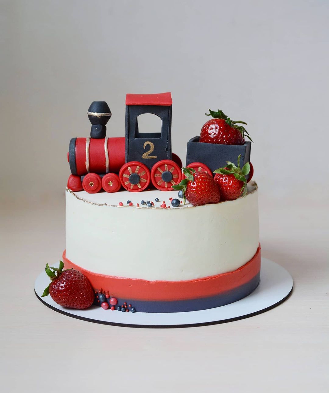 Торт с фигуркой паровоза из мастики