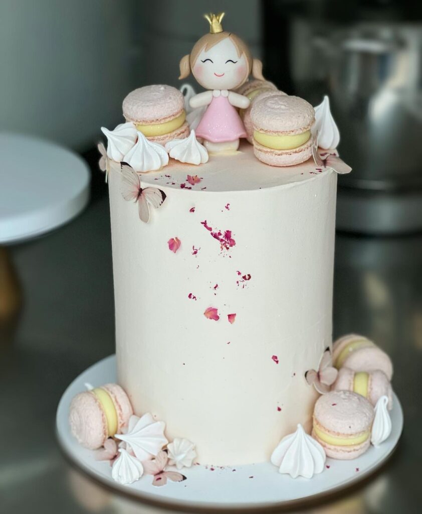 Торт для девочки с макарунами