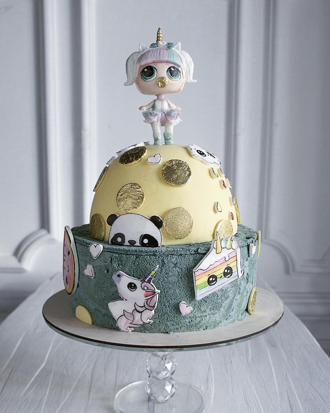 Торт с фигуркой куклы Лол
