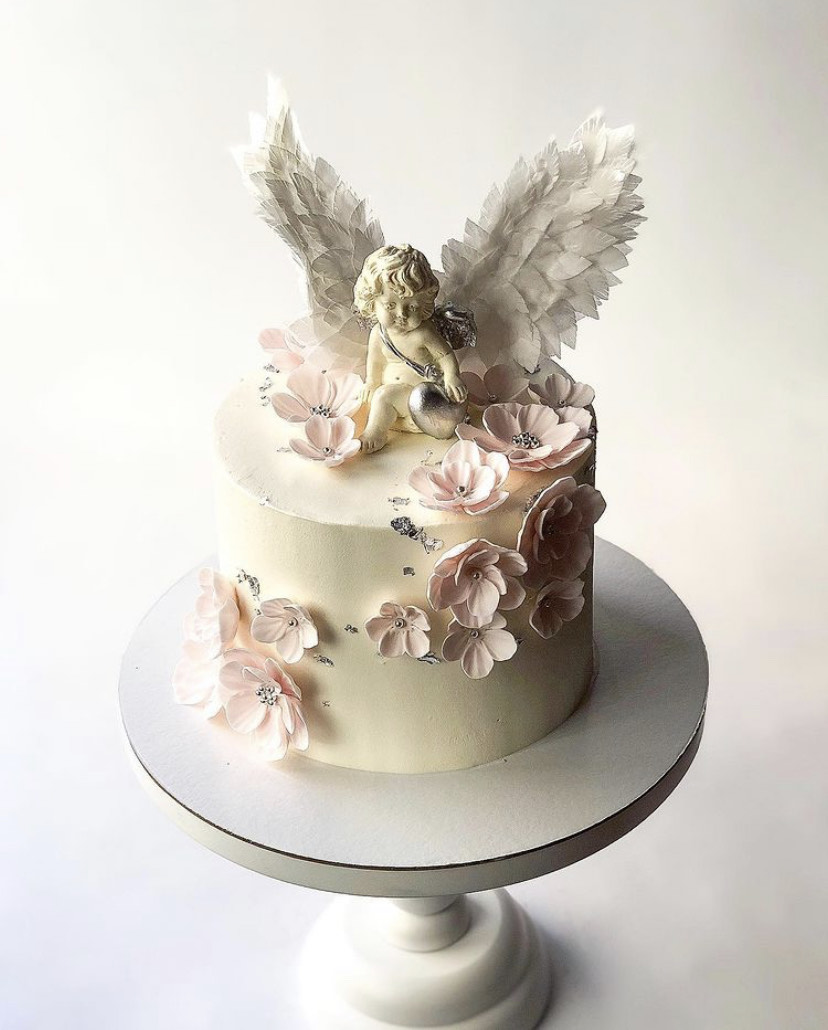 Торт с фигуркой Ангела