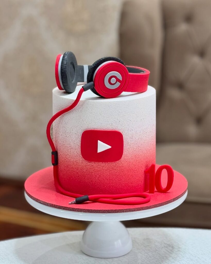 Торт с логотипом YouTube