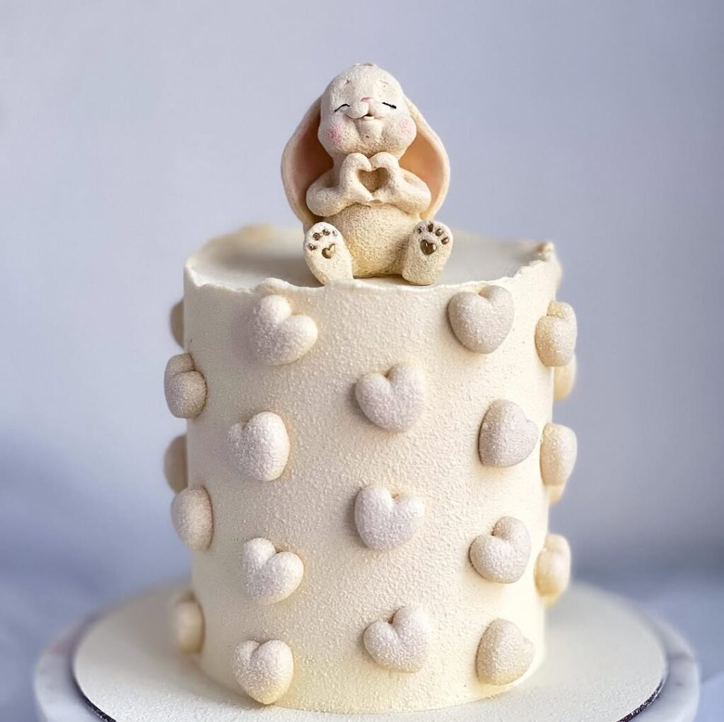 Торт с фигуркой зайки