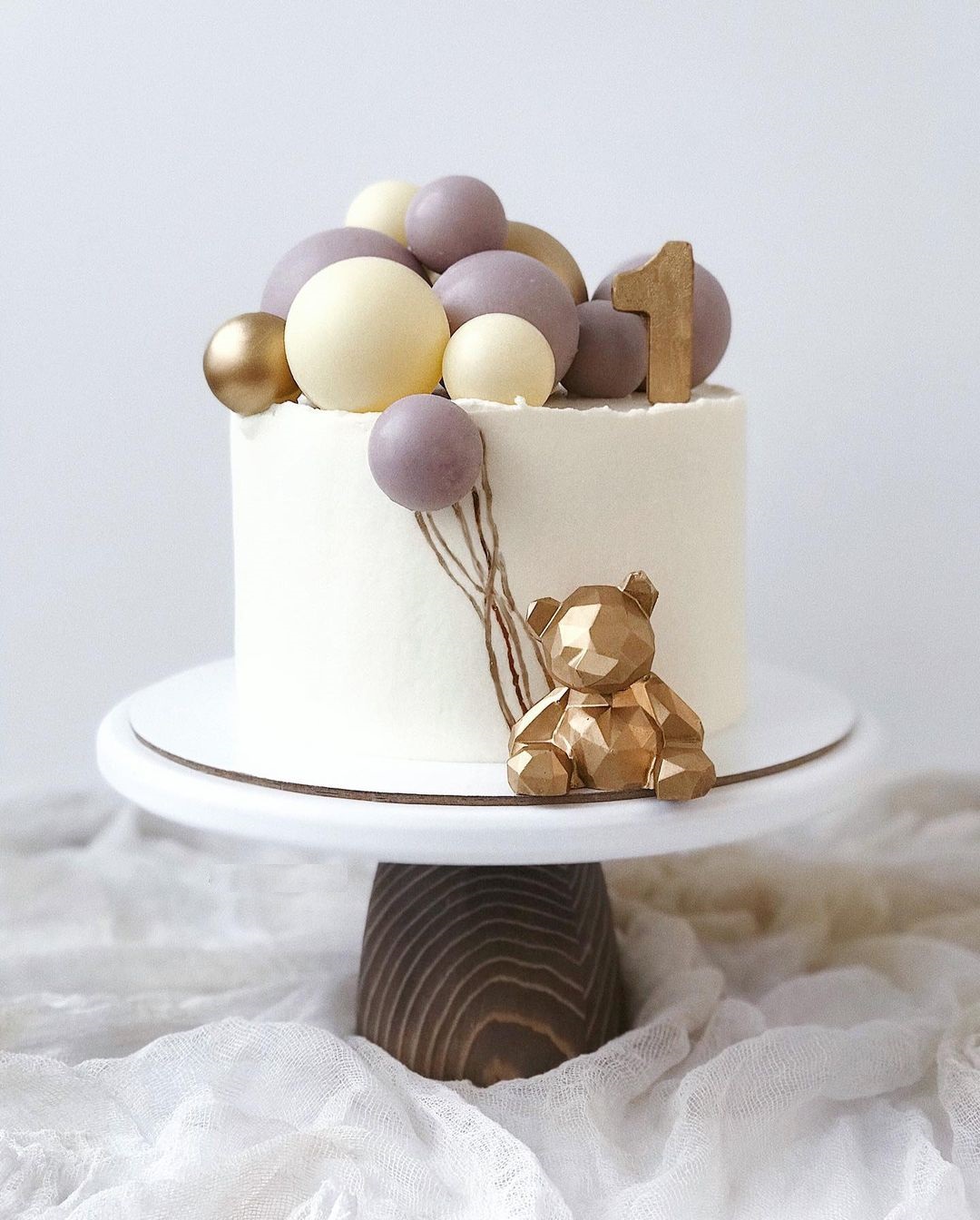 Торт на годик с мишкой и шариками