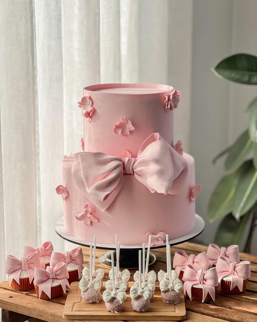 Розовый торт с бантом