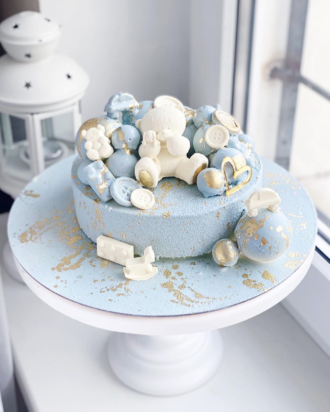 Голубой торт с мишкой