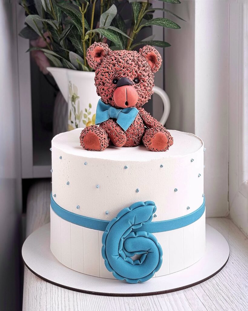 Торт с фигуркой мишки