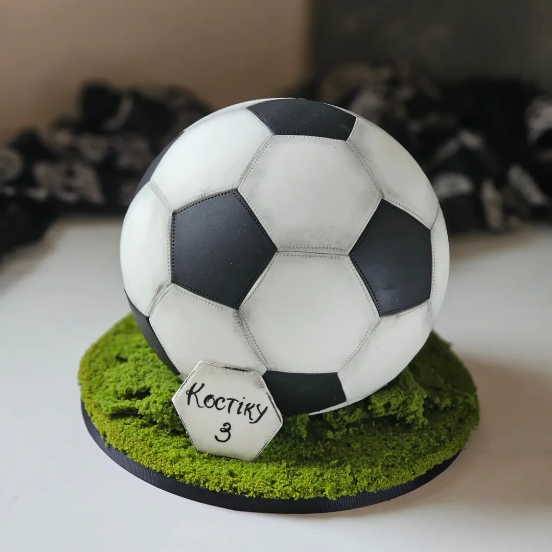 Торт в виде футбольного мяча