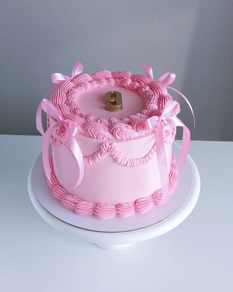 Розовый кремовый торт с цифрой