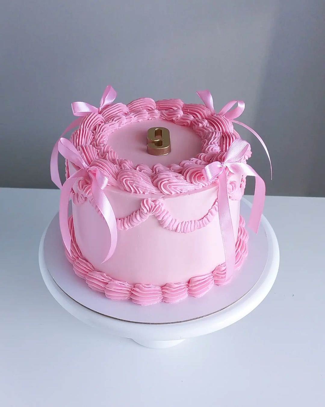 Розовый кремовый торт с цифрой
