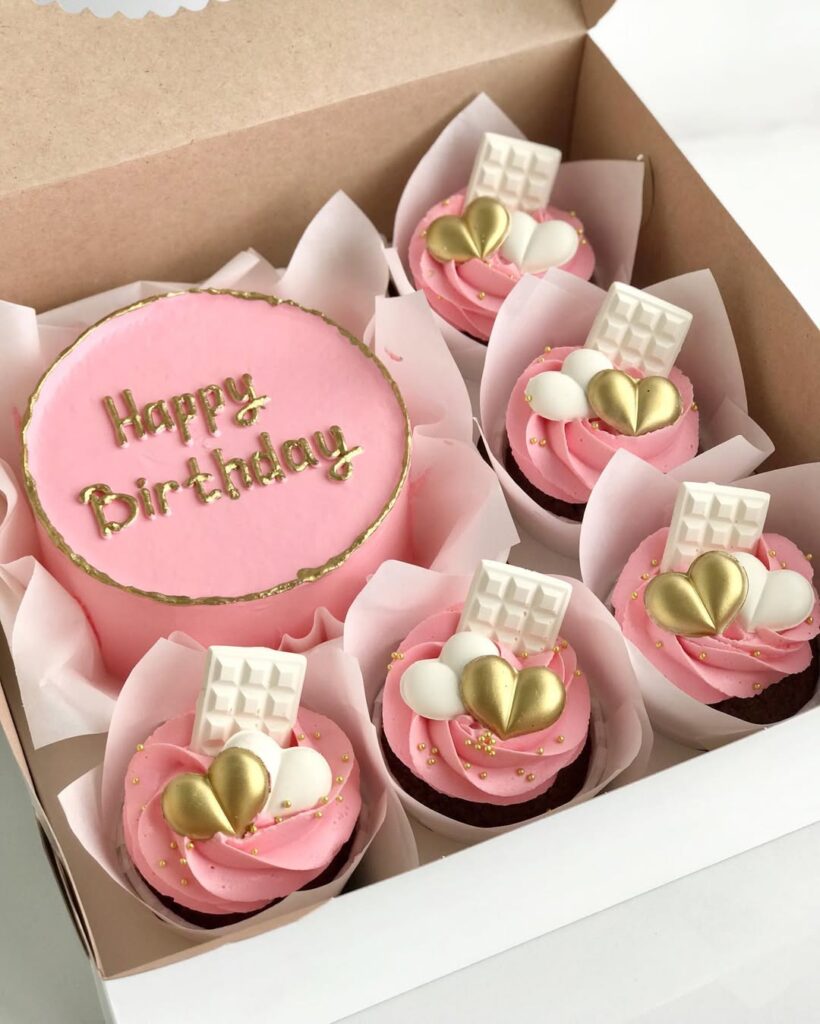 Розовый бенто торт с капкейками