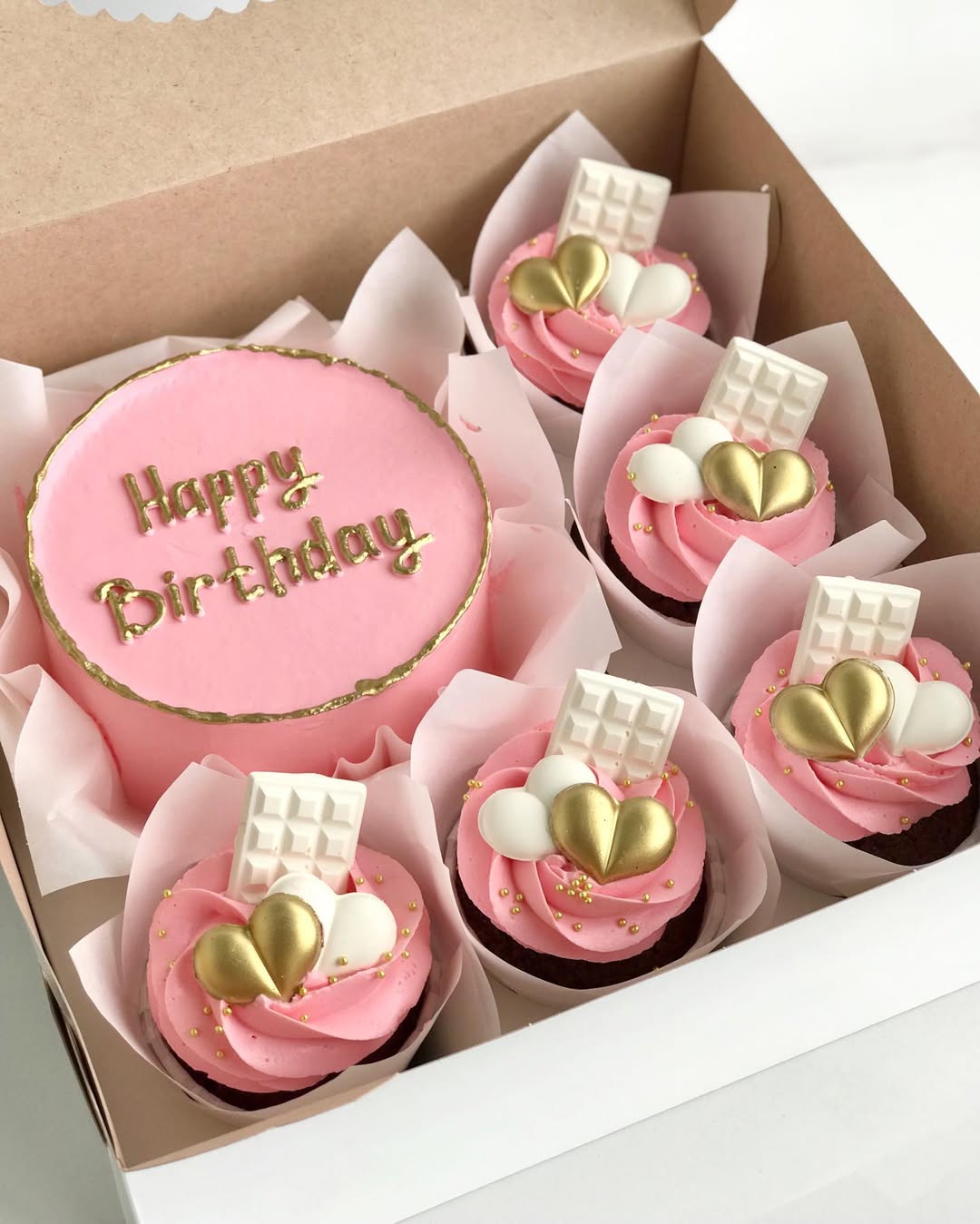 Розовый бенто торт с капкейками