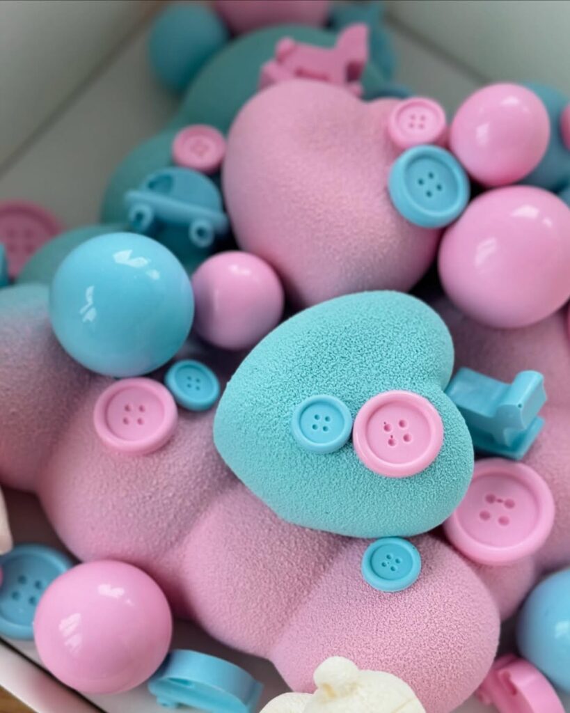 Торт на гендер пати с сердечками