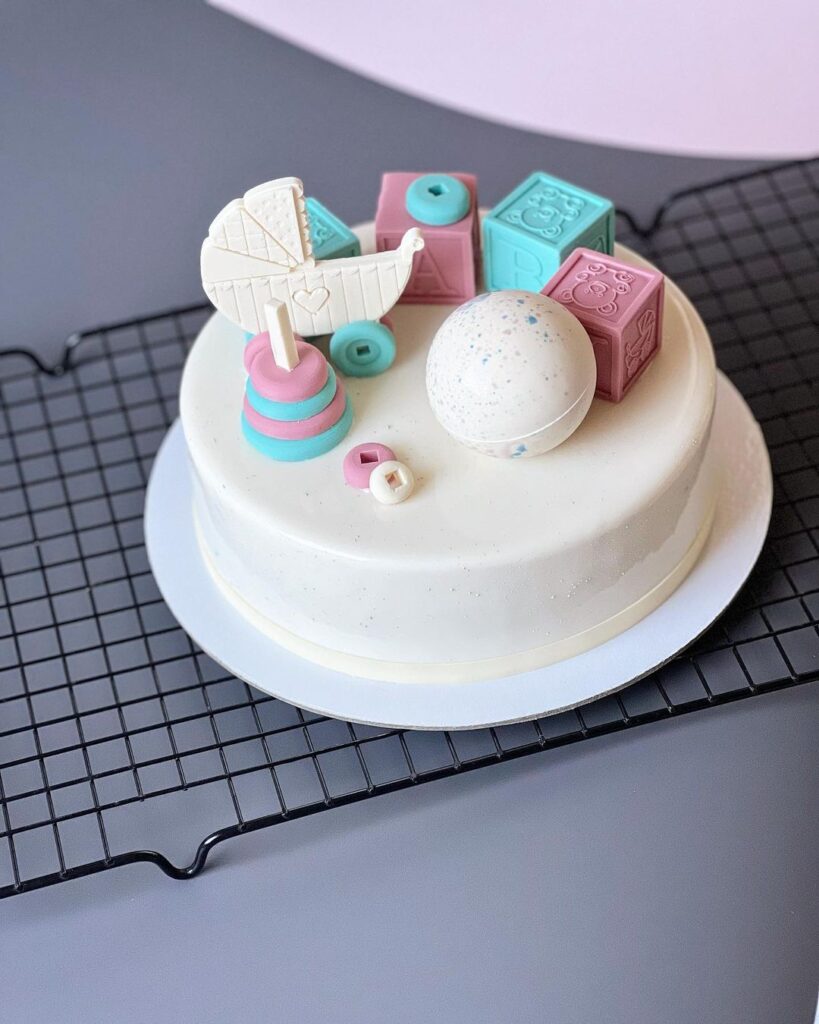 Торт на гендер пати с белым кремом
