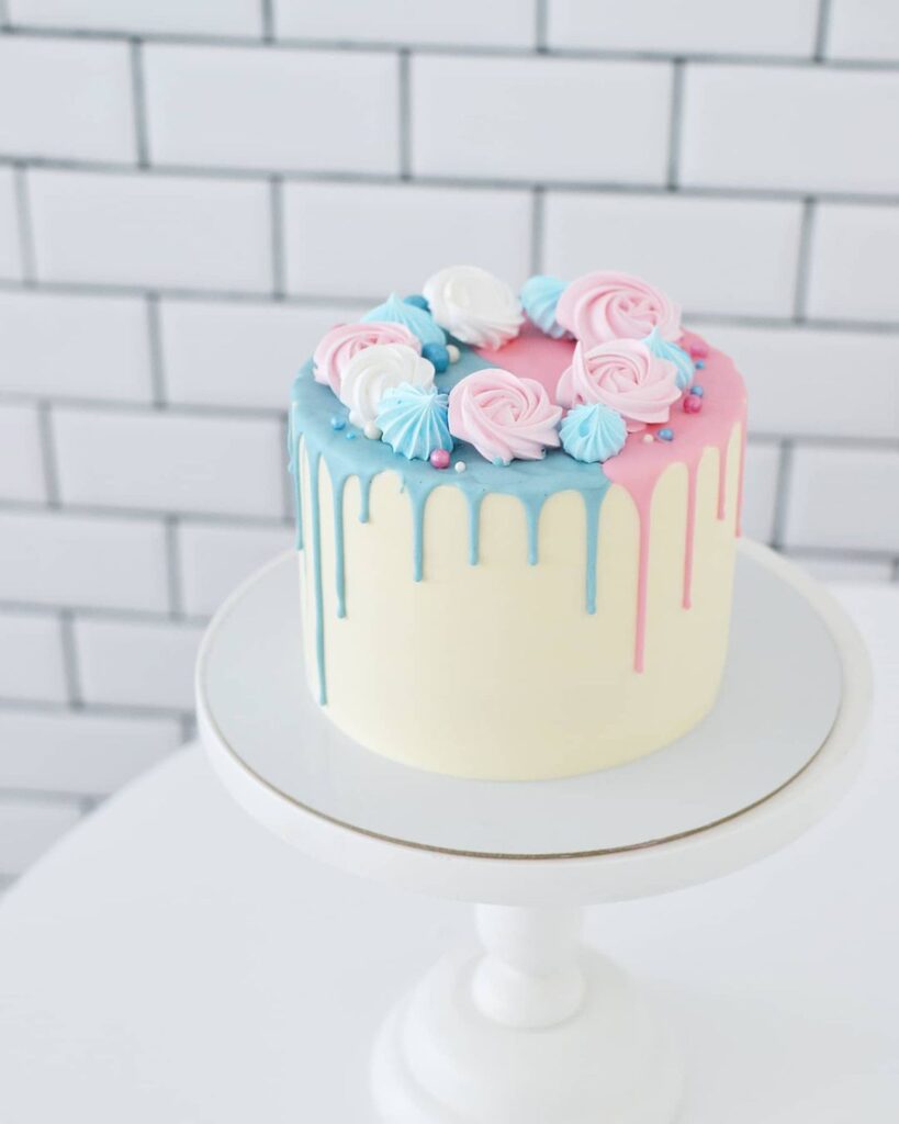 Торт на гендер пати украшенный безе