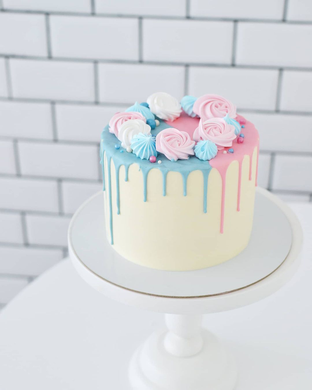 Торт на гендер пати украшенный безе