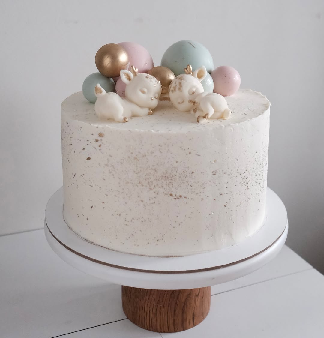 Торт на гендер пати с фигурками оленят