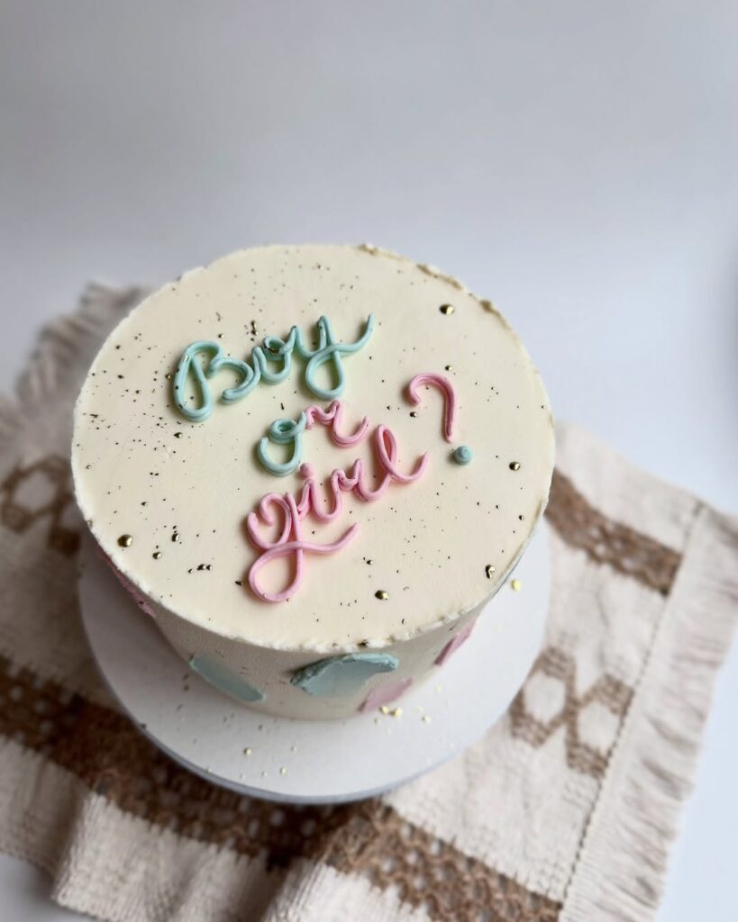 Торт с надписью "Boy or girl"