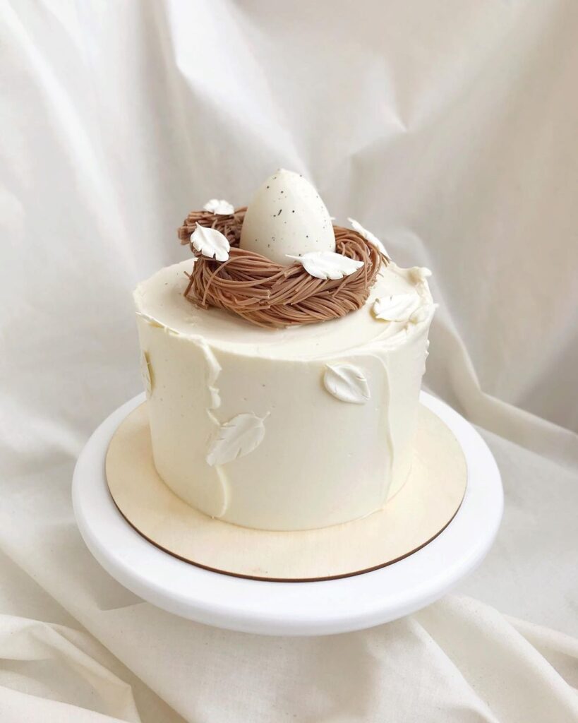 Торт на гендер пати украшенный яйцом