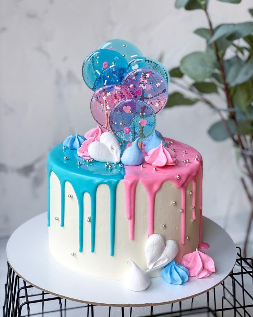 Торт на гендер пати украшенный конфетами