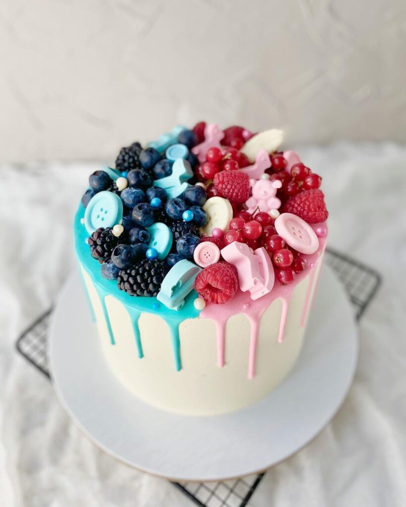 Торт на гендер пати украшенный ягодами