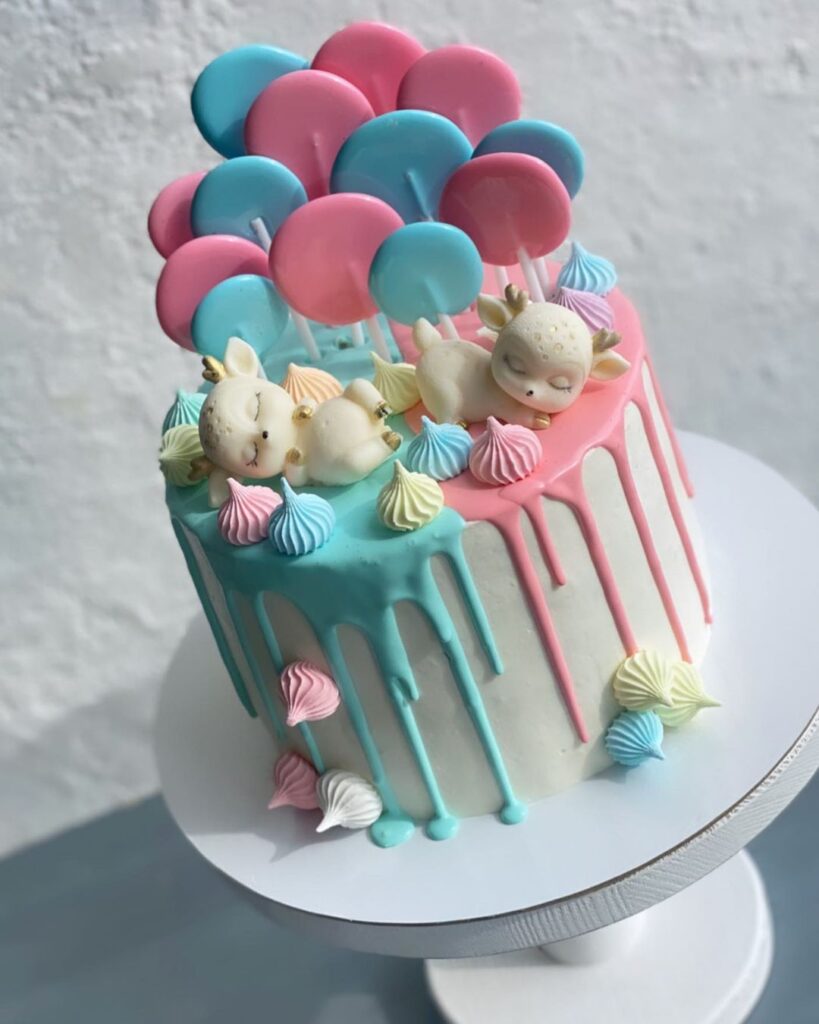 Торт на гендер пати украшенный олененками