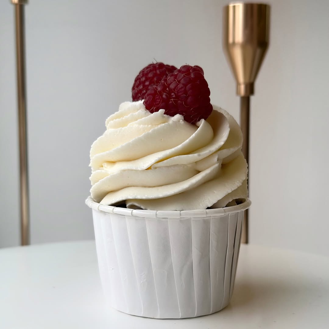 Капкейки украшенные малиной