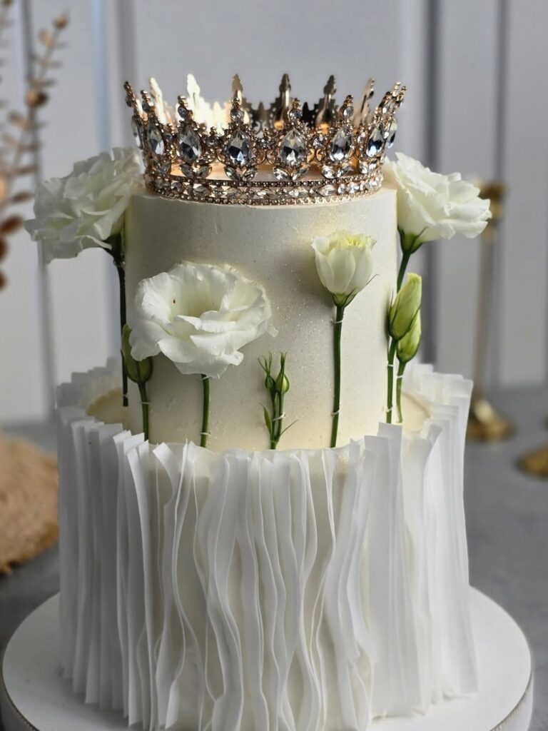 Торт двухъярусный с короной и цветами