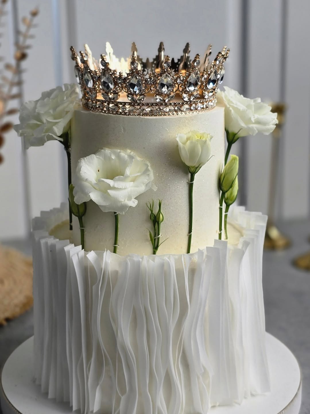 Торт двухъярусный с короной и цветами