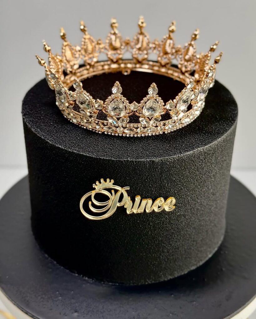 Торт черный с золотой короной