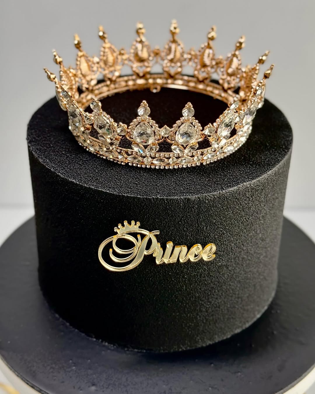 Торт черный с золотой короной