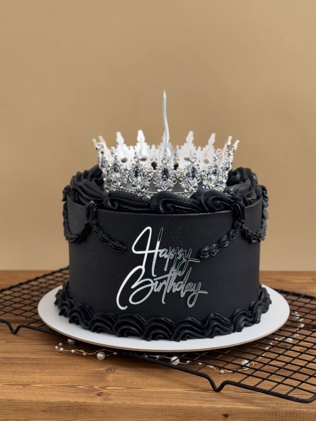 Черный торт с серебряной короной