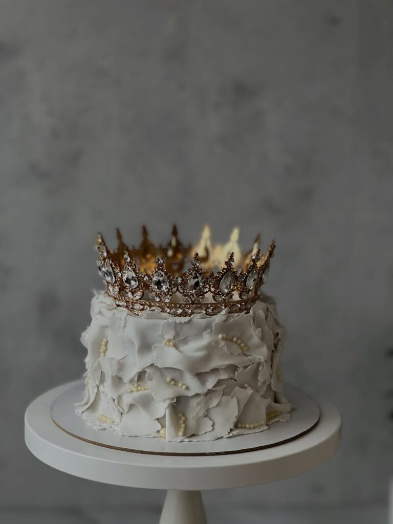 Торт женский с короной