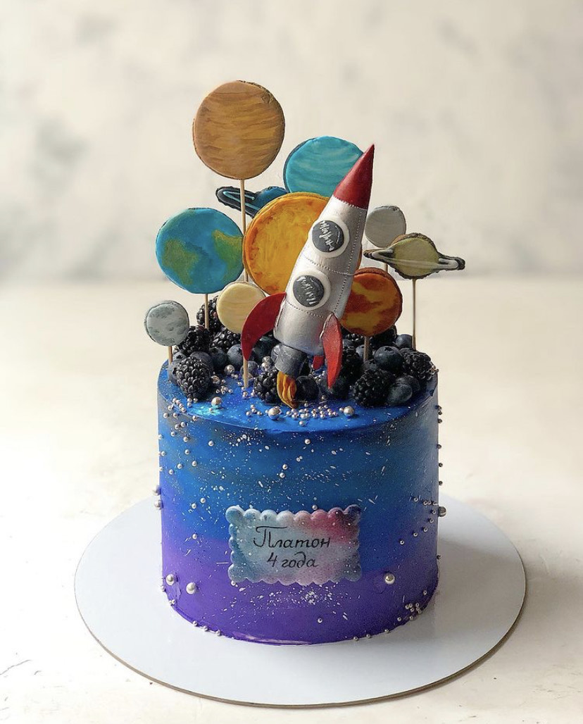 Торт с фигурками планет