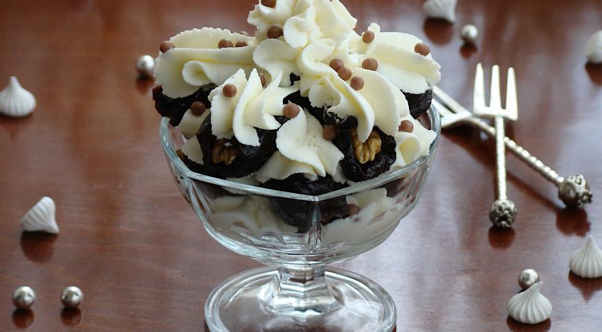 Десерт с черносливом и орехами королевский