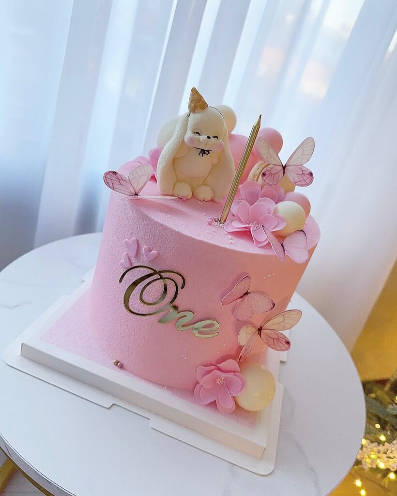 Торт девочке с топпером "One"