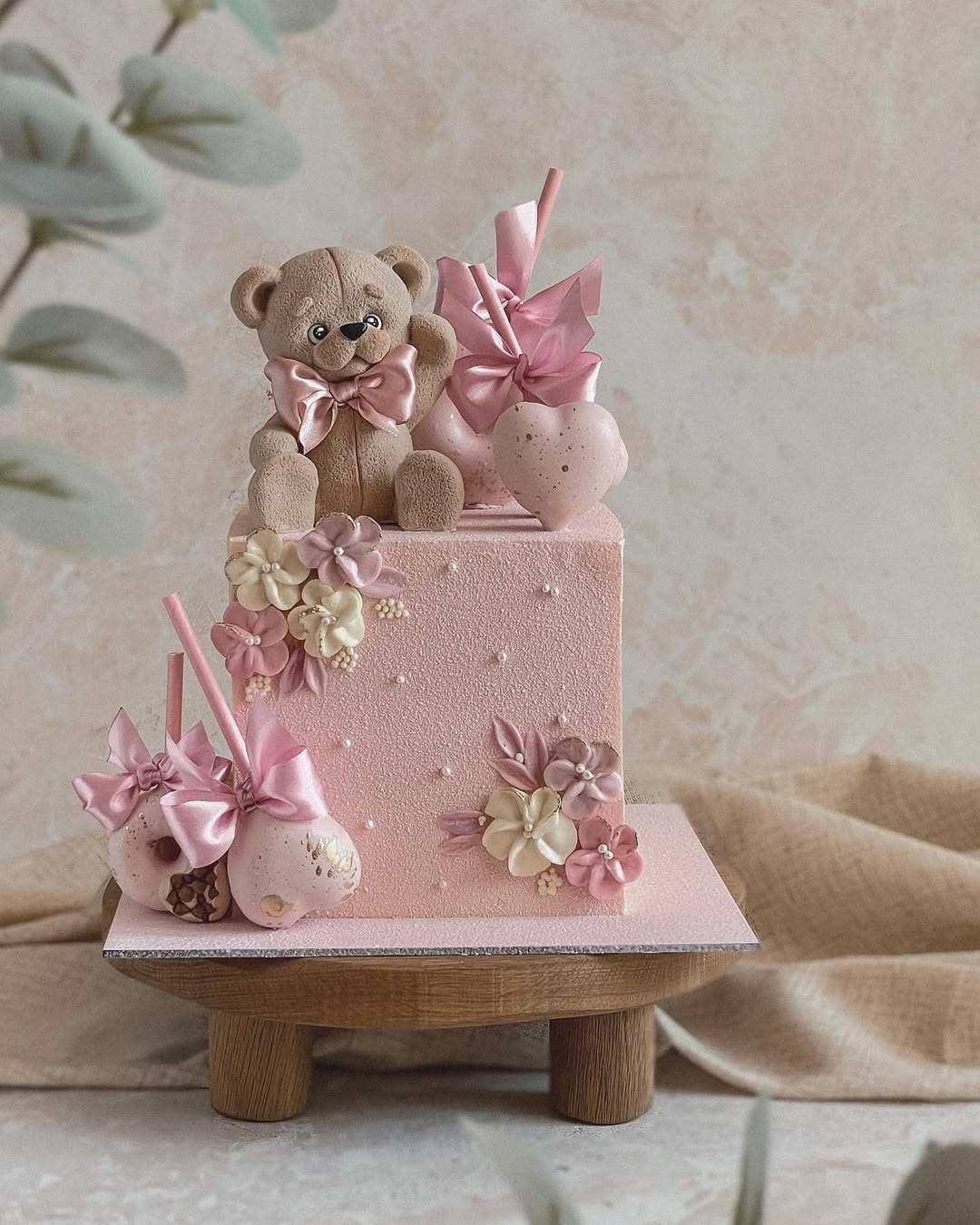 Розовый торт кубической формы