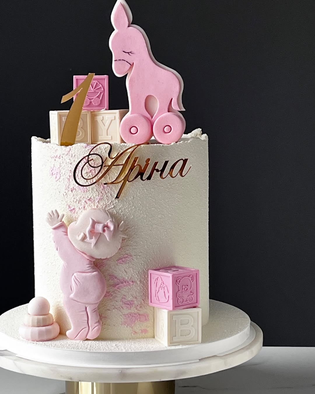 Торт с именем на год девочке