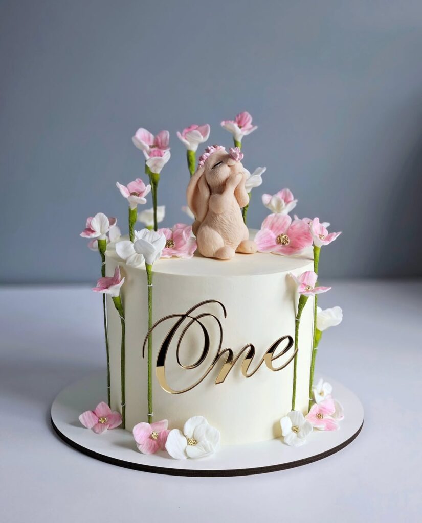 Торт для девочки украшенный цветочками