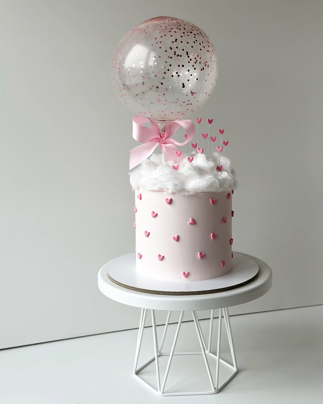 Торт с множеством маленьких сердечек