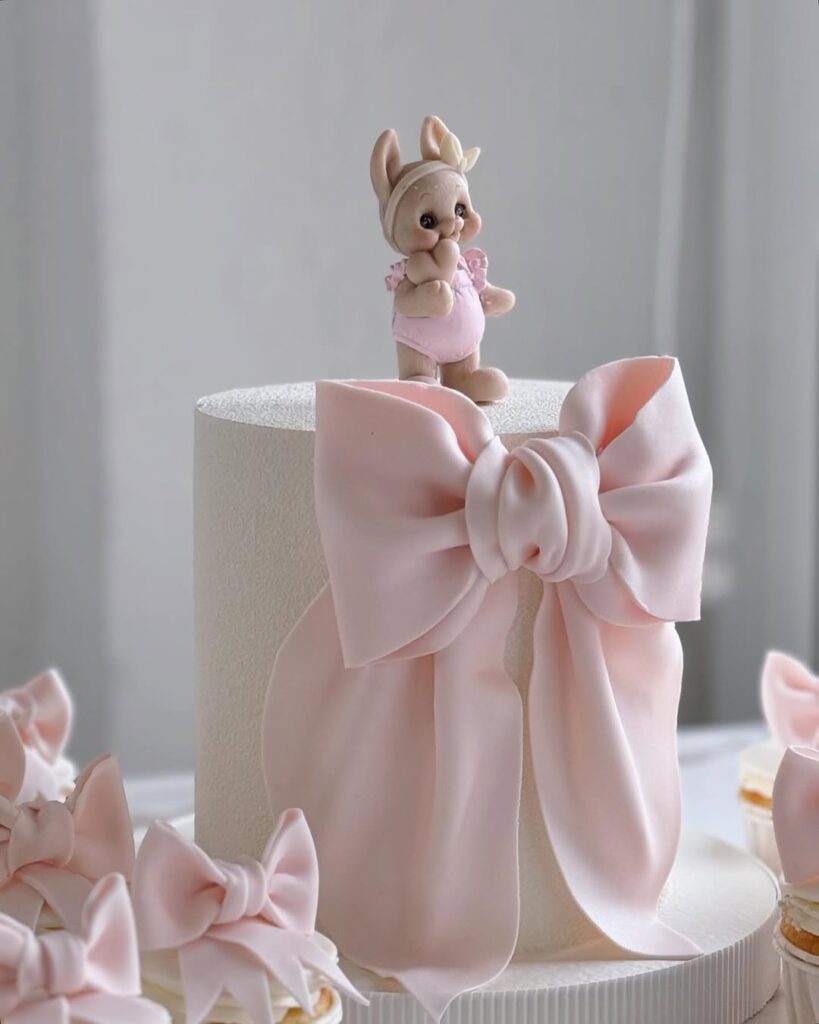 Торт с розовым бантом