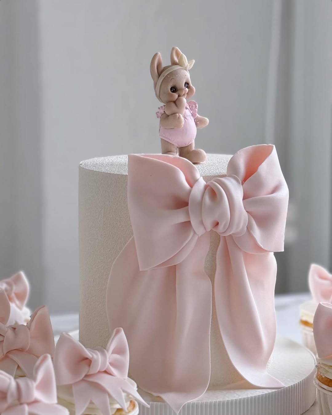 Торт с розовым бантом