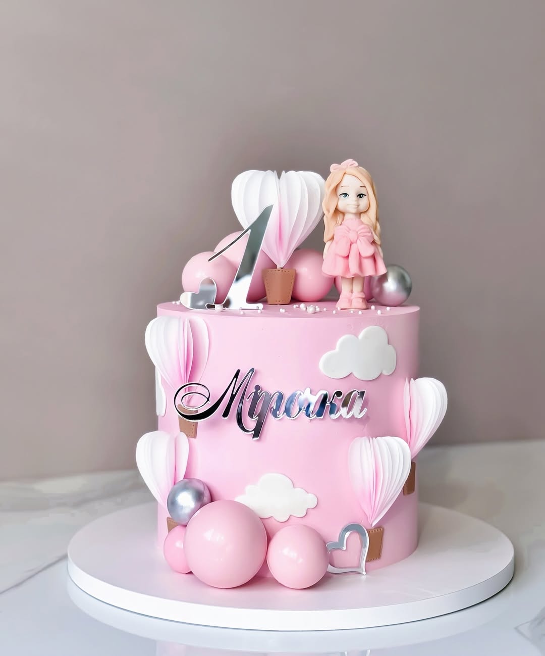 Торт с фигуркой девочки