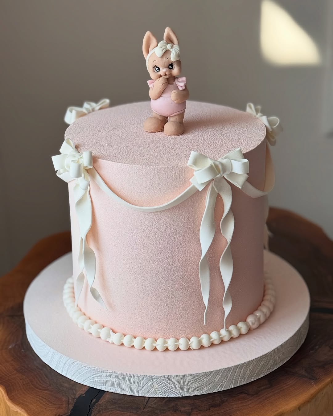 Розовый торт с зайчиком