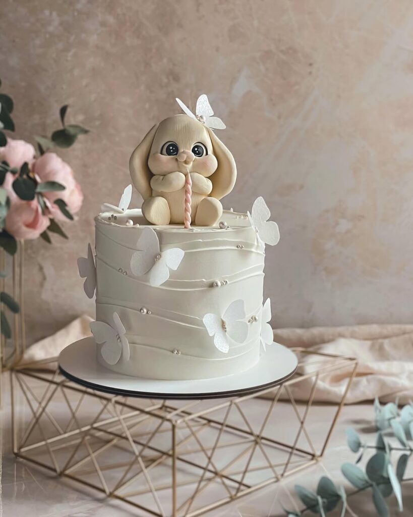 Торт украшенный бабочками