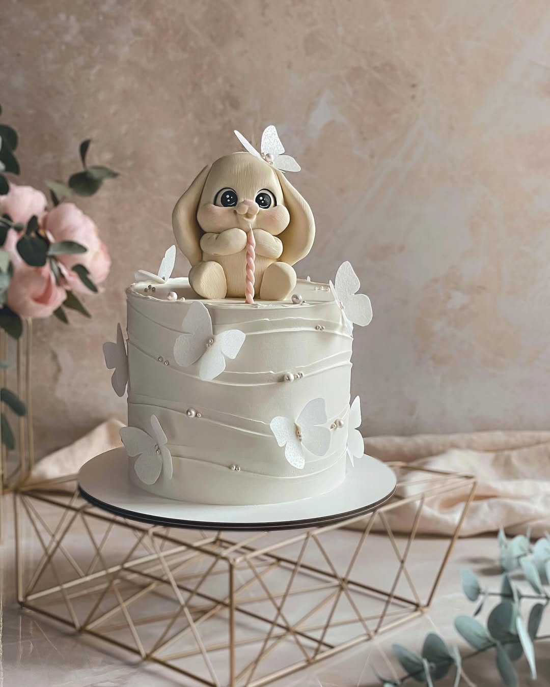 Торт украшенный бабочками